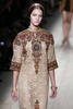 フランス・パリ市内で発表された「ヴァレンティノ（VALENTINO）」14年春夏コレクション（2013年10月1日撮影）。(c)AFP/PATRICK KOVARIK