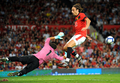 サッカー親善試合、マンチェスター・ユナイテッド（%%Manchester United%%）対バレンシア（%%Valencia CF%%）。試合はマンチェスター・ユナイテッドが2-0で勝利した。写真はセサル・サンチェス（%%Cesar Sanchez%%）に決定機を阻まれるマンチェスター・ユナイテッドのディミタール・ベルバトフ（%%Dimitar Berbatov%%、右）。（2009年8月5日撮影）(c)AFP/ANDREW YATES