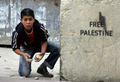 パレスチナ自治区・ヨルダン川西岸（West Bank）のヘブロン（Hebron）で、イスラエルの治安部隊に投石しようとするパレスチナ人の少年（2008年12月27日撮影）。(c)AFP/HAZEM BADER