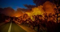 オーストラリア・マーガレットリバー近郊で山火事の消火に当たる消防隊。消防当局提供（2021年12月8日撮影、同10日入手）。(c)AFP PHOTO / SEAN BLOCKSIDGE / WESTERN AUSTRALIA DEPARTMENT OF FIRE AND EMERGENCY SERVICES