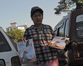 ミャンマー・ヤンゴン（Yangon）で、路上で性教育雑誌「Hyno」を売る女性（2012年12月20日撮影、資料写真）。(c)AFP/Soe Than WIN