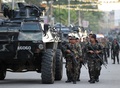 イスラム武装勢力の襲撃を受けたフィリピン南部ミンダナオ（Mindanao）島の商業都市サンボアンガ（Zamboanga）では、襲撃から4日目となる12日、軍と武装勢力との激しい戦闘が始まった。

独立運動を数十年にわたって続けている反政府勢力「モロ民族解放戦線（MNLF）」のメンバー約180人は9日、ボートでサンボアンガに上陸し、市沿岸部の村を占拠。村人らを「人間の盾」として軍に対抗している。これに対しフィリピン軍は精鋭およそ200人の部隊を投入し、警察の支援を受けて包囲網を狭めている。サンボアンガでは約1万3000人が自宅から避難しているほか、政府庁舎などには厳重な警備が敷かれ、街中は閑散としている。

写真は市内で武装勢力掃討に当たるフィリピン軍（2013年9月10日撮影）。(c)AFP/TED ALJIBE