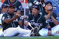 2001年に行われたMLBオールスターゲームでシアトル・マリナーズのイチロー（中央）と話すニューヨーク・ヤンキースのバーニー・ウィリアムス（2001年7月10日撮影）。(c)AFP/Dan LEVINE