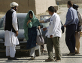 2007年8月29日、アフガニスタンのガズニ州（Ghazni）で、イスラム原理主義勢力タリバン（Taliban）による拘束から第2陣として解放された韓国人人質5人。(c)AFP/ SHAH MARAI