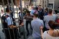 スペイン・カタルーニャ自治州バルセロナで、独立の是非を問う住民投票を支持する人たちが学校に入るのを止めようとする同州の警察官ら（2017年9月29日撮影）。(c)AFP/PAU BARRENA