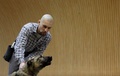 ハンガリー東部の町デブレツェンの刑務所で、犬の服従訓練の用意をする囚人たち（2016年2月5日撮影）。(c)AFP/PETER KOHALMI