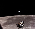 アポロ11号（Apollo XI）の月着陸船が月の上空から撮影した、月面上に広がる暗い色をしたスミス海（Smith&apos;s Sea）と、月の地平線から上る地球（1969年7月21日撮影）。(c)AFP