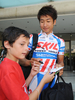 開幕を4日に控える2009ツール・ド・フランス（%%2009 Tour de France%%）の出場チームが2日、スタート地のモナコ（Monaco）で開催された公式プレゼンテーションに参加し、スキル・シマノ（%%Skil-Shimano%%）の別府史之（%%Fumiyuki Beppu%%、日本）やBBOXブイグ・テレコム（%%BBOX Bouygues Telecom%%）の新城幸也（%%Yukiya Arashiro%%、日本）らが登場した。写真はファンへのサインに応じる別府史之。（2009年7月2日撮影）（c）AFP/PATRICK HERTZOG