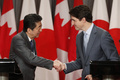 カナダの首都オタワで、握手を交わす安倍晋三元首相とカナダのジャスティン・トルドー首相（2019年4月28日撮影）。(c)Lars Hagberg / AFP