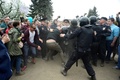 ロシアのサンクトペテルブルクで行われた反政府デモで、参加者を拘束する警官隊（2017年6月12日撮影）。(c)AFP/OLGA MALTSEVA