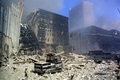 同時多発テロで倒壊した米ニューヨーク（New York）のワールド・トレード・センター（World Trade Center）の残骸に埋もれた警察車両（2001年9月11日撮影）。(c)AFP/Doug KANTER