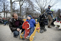 スウェーデンの首都ストックホルムの公園で、子どもと遊ぶ父親（左、2013年4月24日撮影）。(c)AFP/JONATHAN NACKSTRAND