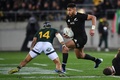 ラグビー南半球4か国対抗戦、ザ・ラグビーチャンピオンシップ第2節、ニュージーランド対南アフリカ。ボールを持ち運ぶニュージーランドのリコ・イオアネ（右、2019年7月27日撮影）。(c)Marty MELVILLE / AFP