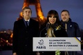 仏パリで、ロシアのウクライナ侵攻開始から1年を翌日に控え、エッフェル塔をウクライナ国旗色にライトアップするイベントに出席したアンヌ・イダルゴ市長（中央、2023年2月23日撮影）。(c)Ludovic MARIN / AFP