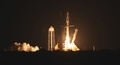 米フロリダ州のケネディ宇宙センターから打ち上げられた、スペースXの宇宙船「クルードラゴン」を搭載したロケット「ファルコン9」（2021年4月23日撮影）。(c)Gregg Newton / AFP