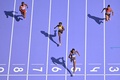 パリ五輪、陸上女子200メートル予選に臨む米国のガブリエル・トーマス（下、2024年8月4日撮影）。(c)Jewel SAMAD / AFP