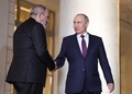 ロシア南部ソチでの3か国首脳会談後、アルメニアのニコル・パシニャン首相（左）に別れのあいさつをするウラジーミル・プーチン大統領（2022年10月31日撮影）。(c)Sergei BOBYLYOV / SPUTNIK / AFP