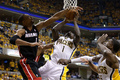 12-13NBAは28日、イースタンカンファレンス決勝（7回戦制）の第4戦が行われ、インディアナ・ペイサーズ（Indiana Pacers）が99-92でマイアミ・ヒート（Miami Heat）に勝利し、対戦成績を2勝2敗のタイへ戻した。

マイアミ・ヒートのクリス・ボッシュ（Chris Bosh、左）のブロックをかわして得点を狙うインディアナ・ペイサーズのランス・スティーブンソン（Lance Stephenson、中央、2013年5月28日撮影）。(c)AFP/Getty Images/Andy Lyons