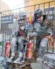 スペイン南東部イビで開催された軍服姿の参加者たちが小麦粉や生卵をかけあう毎年恒例の祭り「エルス・エンファリナッツ」の様子（2019年12月28日撮影）。(c)AFP/JAIME REINA