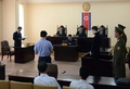 北朝鮮の最高裁判所が「敵対行為」の罪で労働教化6年の刑を言い渡した米国人のマシュー・ミラー（Matthew Miller）氏（右側で起立している黒シャツの男性）。朝鮮中央通信（Korean Central News Agency、KCNA）提供（2014年9月14日撮影）。(c)AFP/KCNA VIA KNS