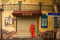 中国・武漢で、マスクを着ける作業員（2020年4月10日撮影）。(c)Noel CELIS / AFP