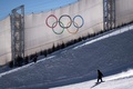 張家口の雲頂スノーパークで練習に参加するスノーボードスロープスタイルのコーチ（2022年2月2日撮影）。(c)MARCO BERTORELLO / AFP