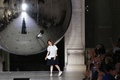 仏パリで発表された「ディーチェ・カヤック」15/16年秋冬コレクションのフィナーレに登場したデザイナーのエチェ・エゲ（2015年7月6日撮影）。(c)AFP/FRANCOIS GUILLOT
