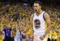 15-16NBAプレーオフ、ウエスタンカンファレンス決勝（7回戦制）、ゴールデンステイト・ウォリアーズ対オクラホマシティ・サンダー。第3クオーターの終わりに雄たけびをあげるゴールデンステイト・ウォリアーズのステフェン・カリー（2016年5月30日撮影）。(c)AFP/Getty Images/Ezra Shaw