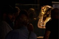 エジプト・カイロの考古学博物館に展示されている古代エジプト王ツタンカーメンの黄金のマスクを見る観光客（2022年10月19日撮影）。(c)Amir MAKAR / AFP