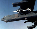 2001年12月7日に撮影された米空軍のB-52爆撃機。GM-142型空対地ミサイルを装備している。(c)AFP/LOCKHEED MARTIN