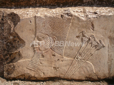 【 エジプト壁画彫刻 】　石灰岩断片　コレクター放出 3000年前の石片120個を発掘、エジプト 写真2枚 国際ニュース