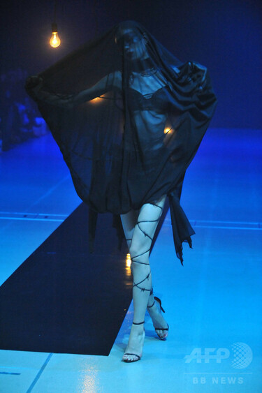 精神的開放と肉体的拘束、「アリス アウアア」15年春夏 写真20枚 国際