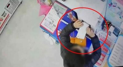 韓国・アイス無人店の防犯カメラに映る「紙幣投入口にゴミ袋の紙を入れて盗もうとする男児」