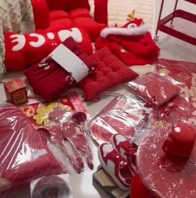 中国人父親 年女の36歳娘に36点の赤い誕生日プレゼントを爆買