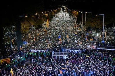 州政府幹部の釈放求め75万人が抗議デモ カタルーニャ