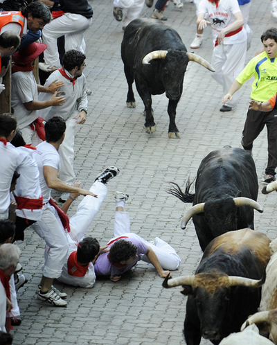 今年も熱狂に沸くスペインの牛追い祭