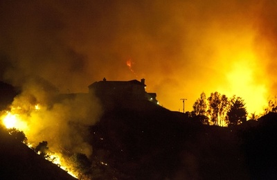 米加州の山火事、気温低下で鎮火に期待