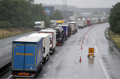 「猫缶」40トン散乱、高速道路大渋滞 フランス