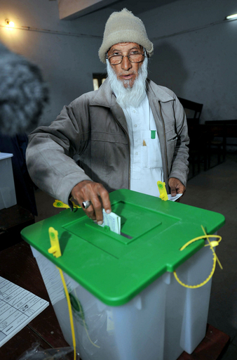 パキスタン、厳戒態勢の下で総選挙の投票始まる