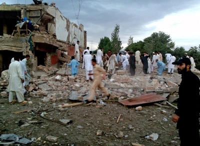 パキスタンで警察狙った自爆攻撃、32人死亡