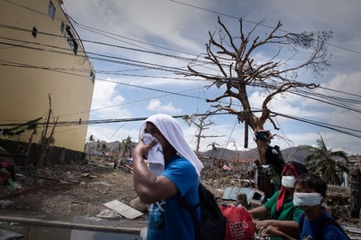 発砲で台風犠牲者の集団埋葬中止、衛生悪化に懸念 フィリピン