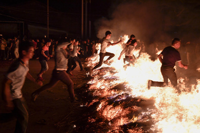 火の海に次々と飛び込む 海南・海口「元宵節」の伝統