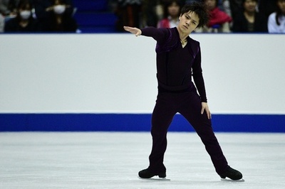 宇野が首位発進、4回転で転倒も「思い切りいった結果」 NHK杯