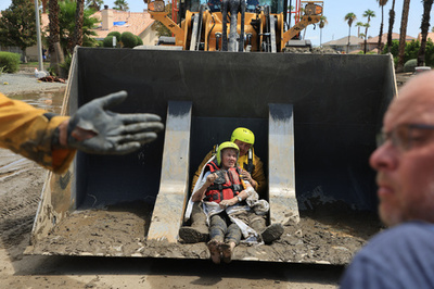 【今日の1枚】ブルドーザーに救われる、熱帯低気圧被害 米国