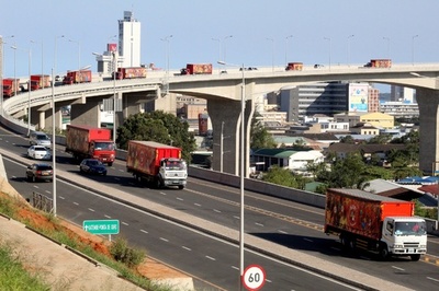 トラックのコンテナ内に64人の遺体、不法移民か モザンビーク