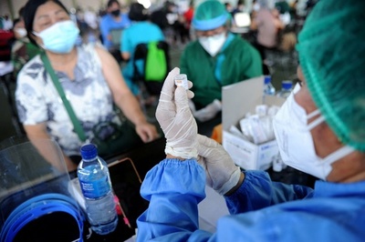 インドネシア、全国にコロナ規制 1日の死者1千人超