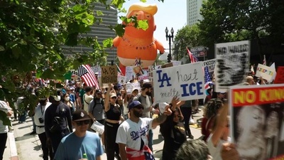 動画：「米国に王はいらない」 反トランプデモに全米で数万人が参加