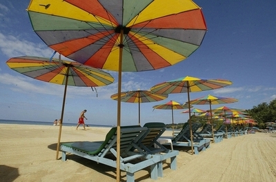 ビーチパラソル利用に思わぬ落とし穴、紫外線の34％が「素通り」 研究