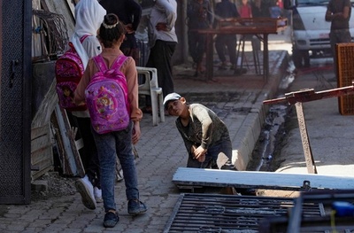 【今日の1枚】新学期、通学する子どもと働く子ども シリア