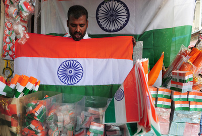 アマゾンでインド国旗柄の玄関マット販売、外相が猛抗議